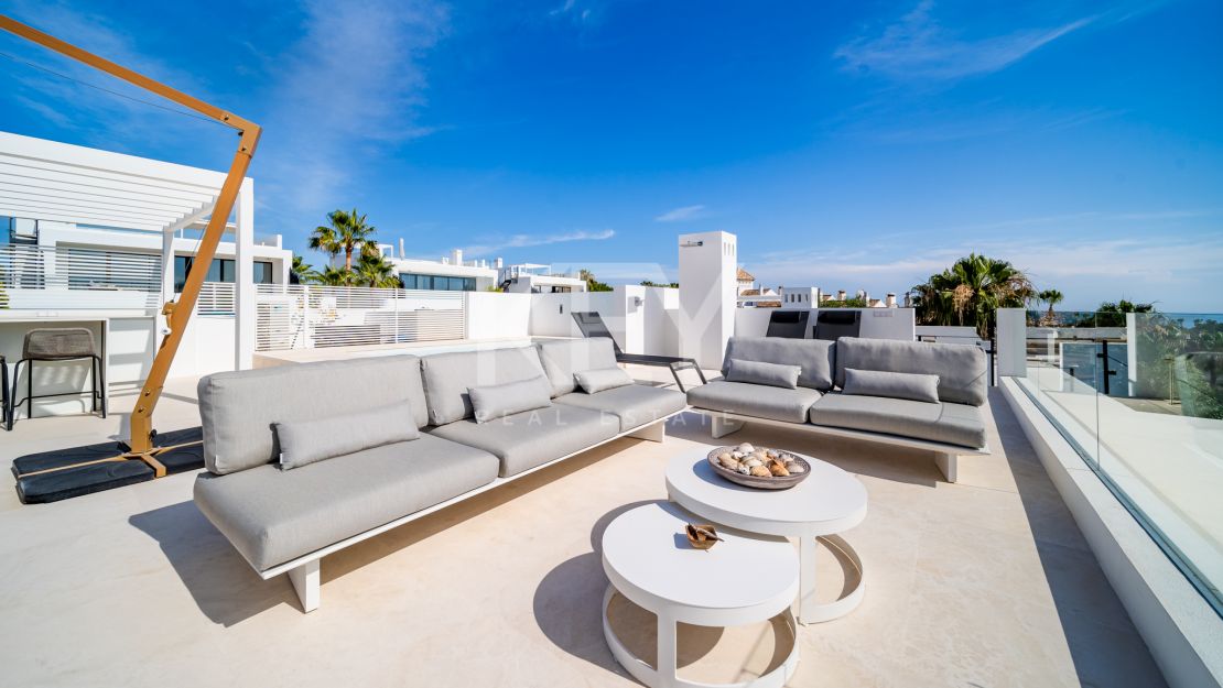 Villa moderna en  venta en Altos de Puente Romano, Milla de Oro, Marbella