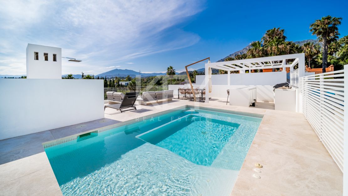 Villa moderna en  venta en Altos de Puente Romano, Milla de Oro, Marbella