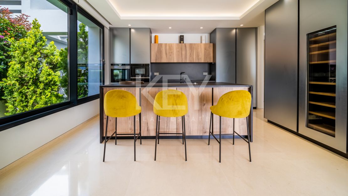 Villa moderna en  venta en Altos de Puente Romano, Milla de Oro, Marbella