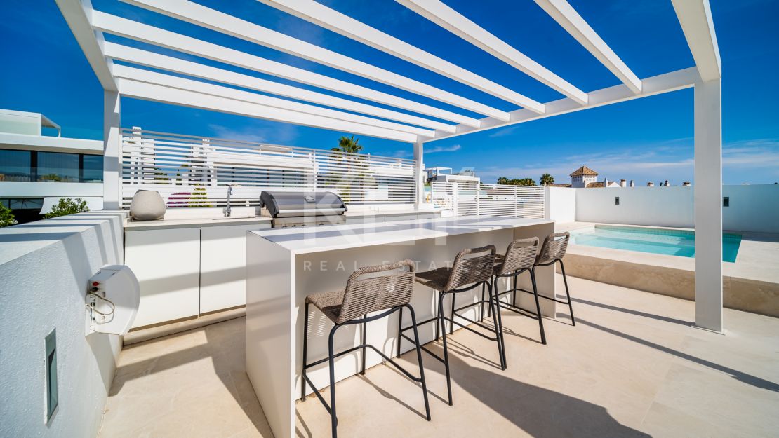 Villa moderna en  venta en Altos de Puente Romano, Milla de Oro, Marbella