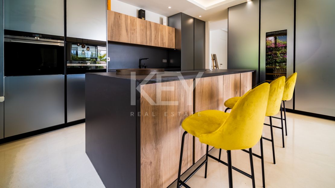Villa moderna en  venta en Altos de Puente Romano, Milla de Oro, Marbella