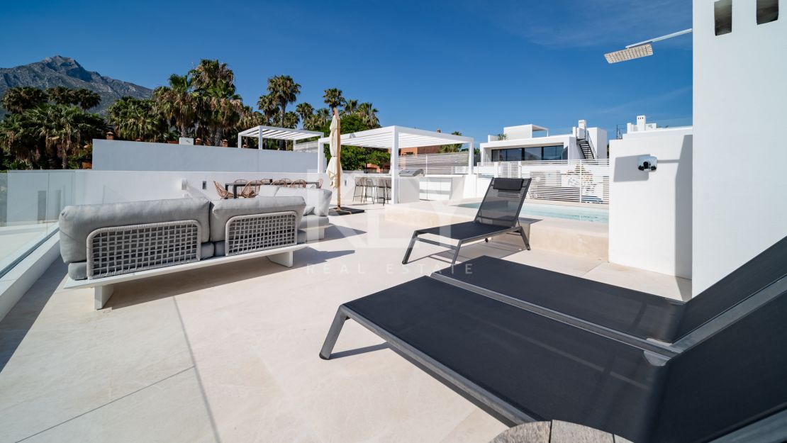 Villa moderna en  venta en Altos de Puente Romano, Milla de Oro, Marbella