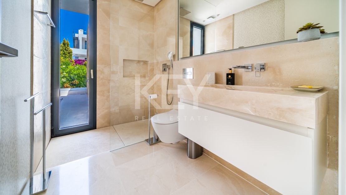 Villa moderna en  venta en Altos de Puente Romano, Milla de Oro, Marbella