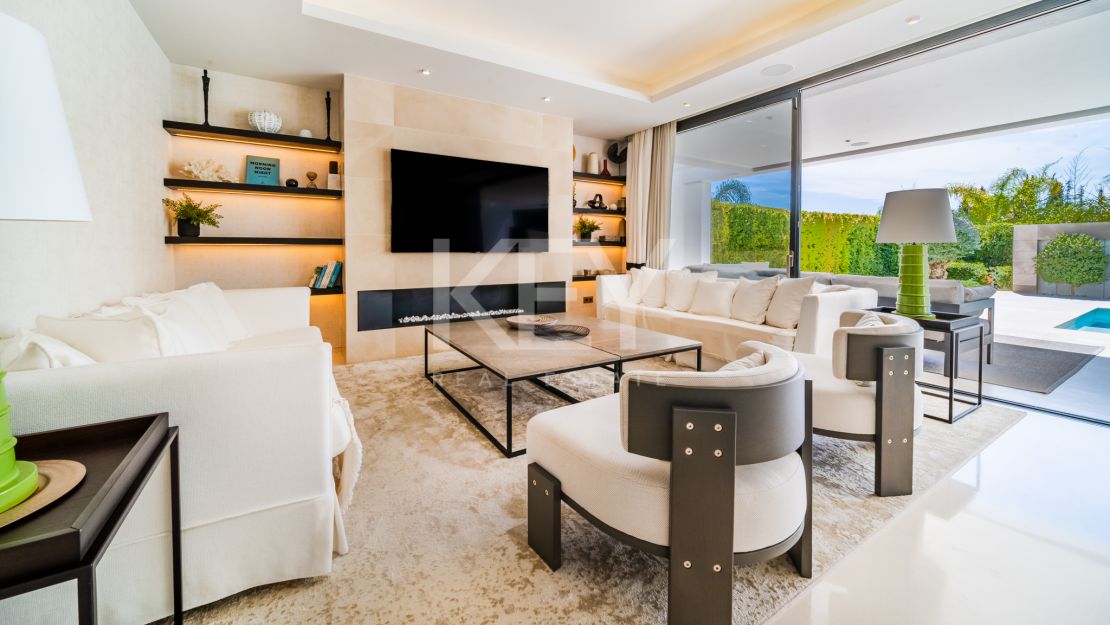 Villa moderna en  venta en Altos de Puente Romano, Milla de Oro, Marbella
