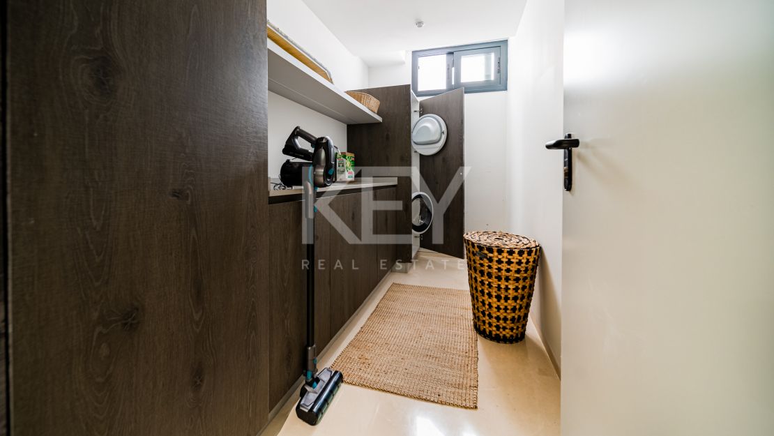 Villa moderna en  venta en Altos de Puente Romano, Milla de Oro, Marbella