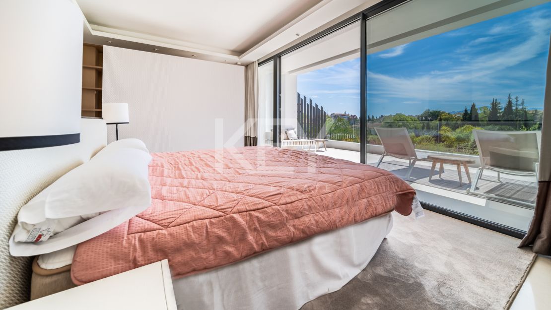 Villa moderna en  venta en Altos de Puente Romano, Milla de Oro, Marbella