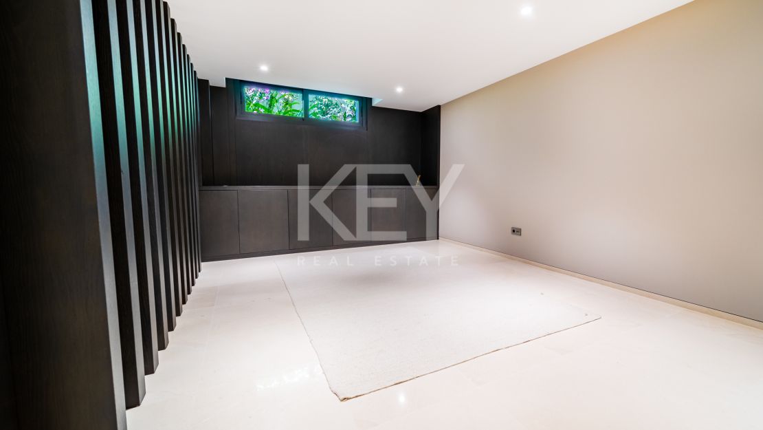 Villa moderna en  venta en Altos de Puente Romano, Milla de Oro, Marbella