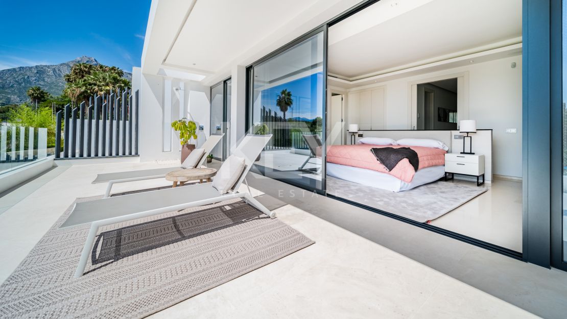 Villa moderna en  venta en Altos de Puente Romano, Milla de Oro, Marbella