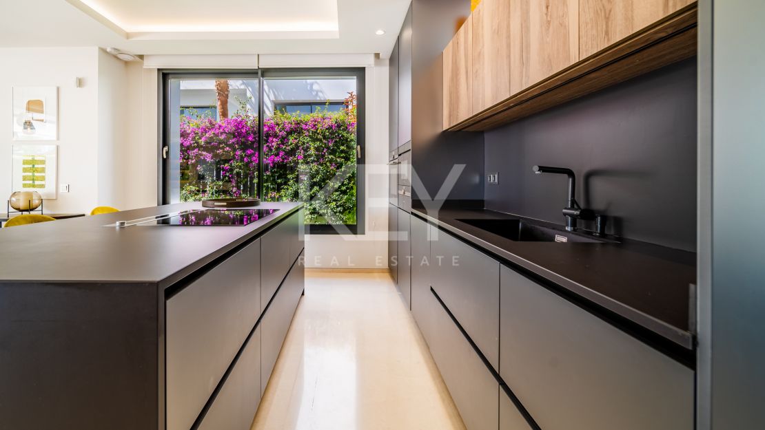 Villa moderna en  venta en Altos de Puente Romano, Milla de Oro, Marbella