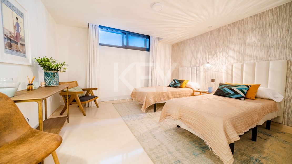 Villa moderna en  venta en Altos de Puente Romano, Milla de Oro, Marbella