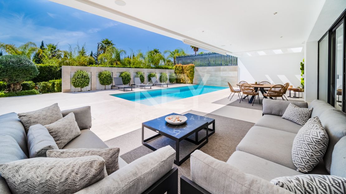 Villa moderna en  venta en Altos de Puente Romano, Milla de Oro, Marbella