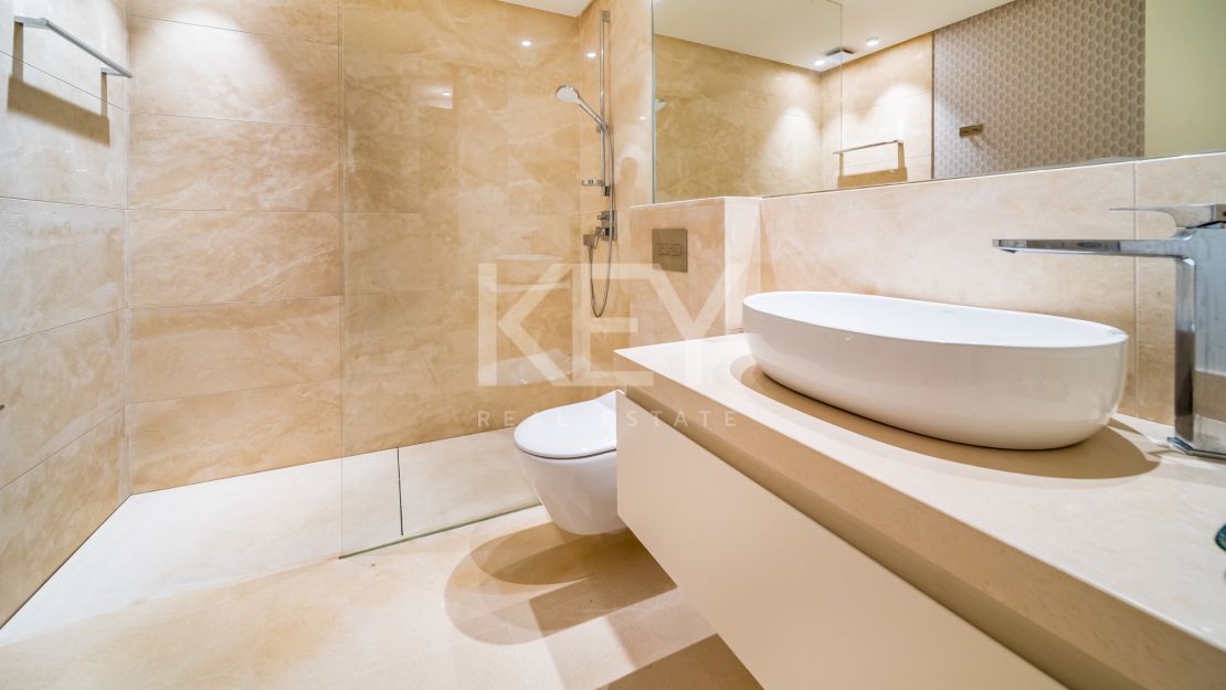 Villa moderna en  venta en Altos de Puente Romano, Milla de Oro, Marbella