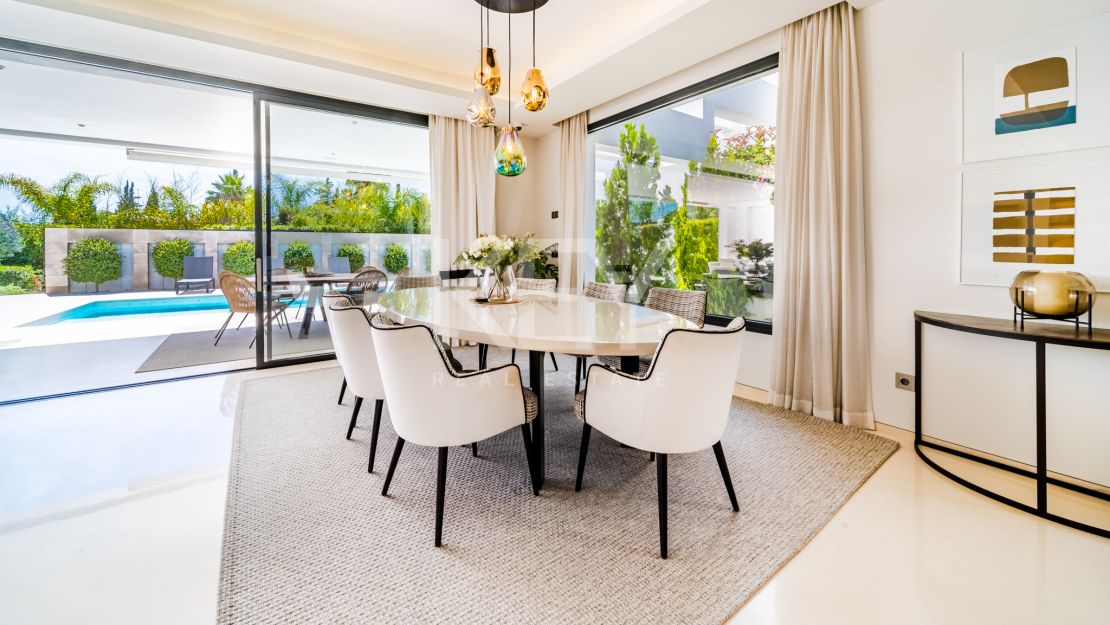 Villa moderna en  venta en Altos de Puente Romano, Milla de Oro, Marbella