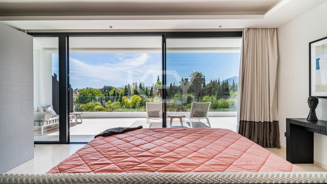 Villa moderna en  venta en Altos de Puente Romano, Milla de Oro, Marbella