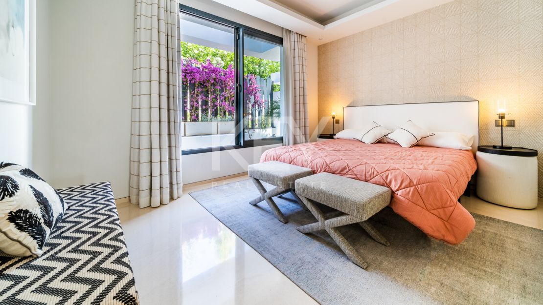 Villa moderna en  venta en Altos de Puente Romano, Milla de Oro, Marbella