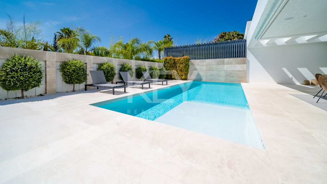 Villa moderna en  venta en Altos de Puente Romano, Milla de Oro, Marbella