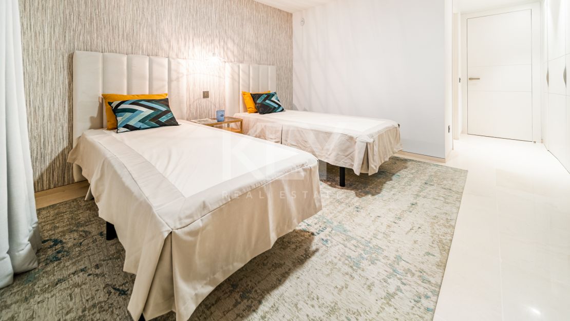 Villa moderna en  venta en Altos de Puente Romano, Milla de Oro, Marbella