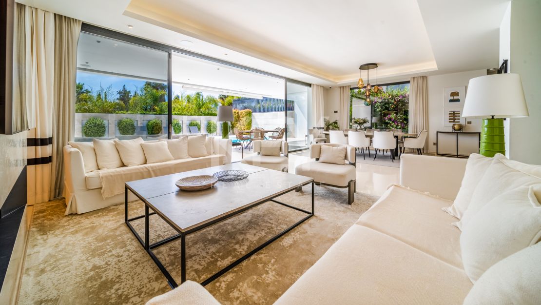 Villa moderna en  venta en Altos de Puente Romano, Milla de Oro, Marbella