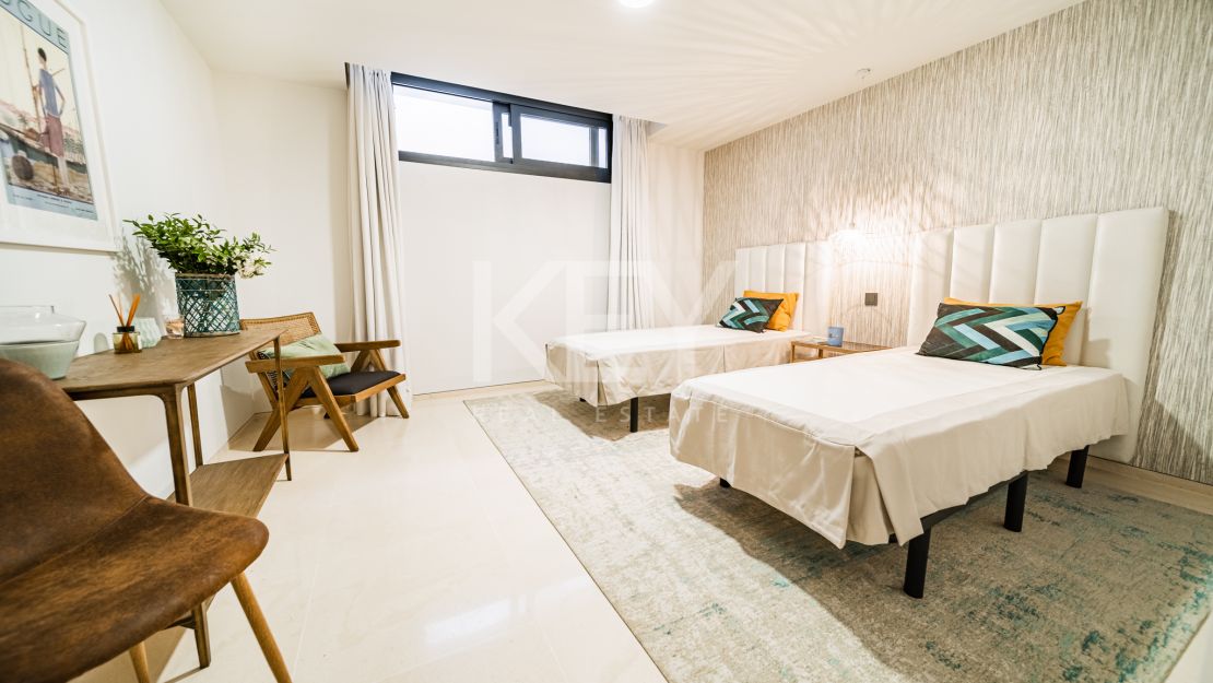 Villa moderna en  venta en Altos de Puente Romano, Milla de Oro, Marbella