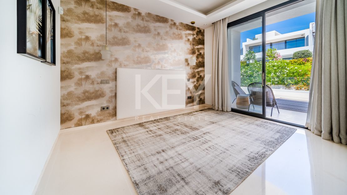 Villa moderna en  venta en Altos de Puente Romano, Milla de Oro, Marbella