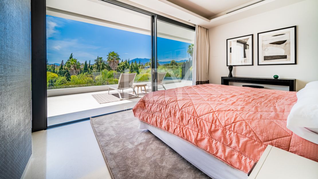 Villa moderna en  venta en Altos de Puente Romano, Milla de Oro, Marbella