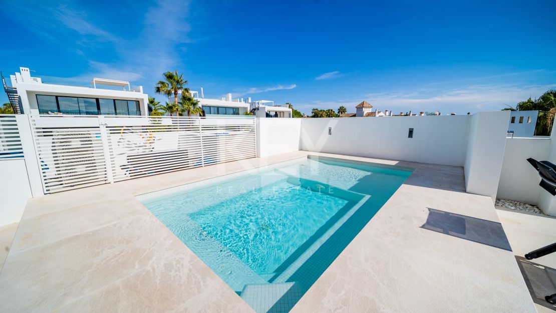 Villa moderna en  venta en Altos de Puente Romano, Milla de Oro, Marbella