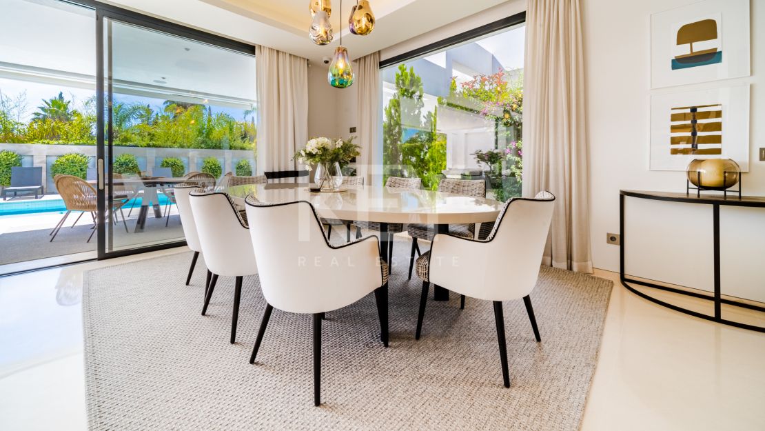 Villa moderna en  venta en Altos de Puente Romano, Milla de Oro, Marbella