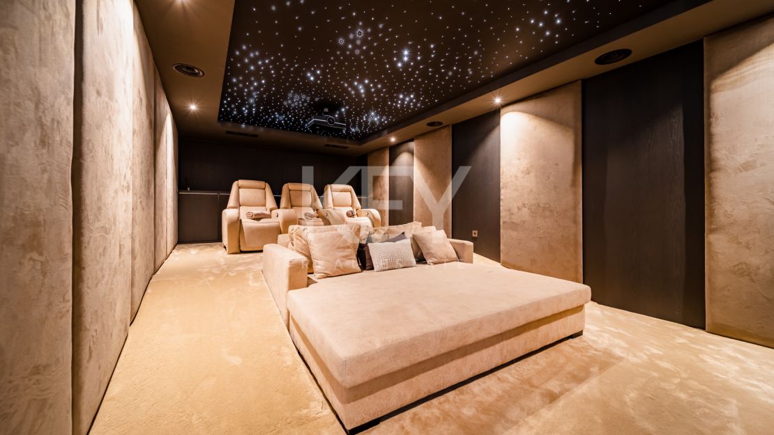 Villa moderna en  venta en Altos de Puente Romano, Milla de Oro, Marbella