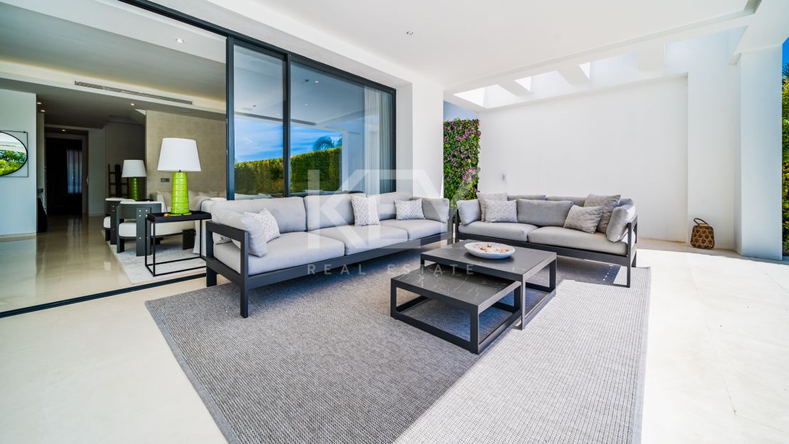 Villa moderna en  venta en Altos de Puente Romano, Milla de Oro, Marbella
