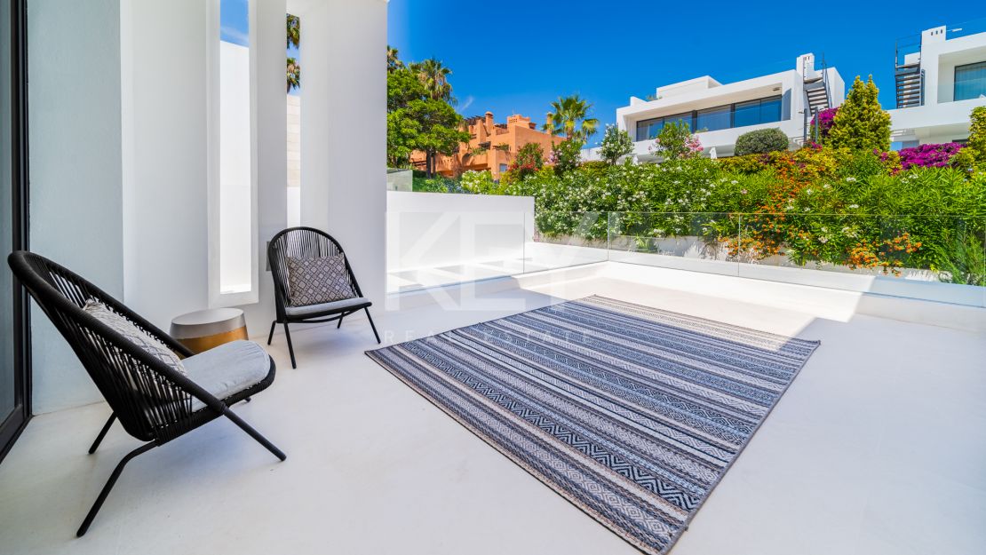 Villa moderna en  venta en Altos de Puente Romano, Milla de Oro, Marbella