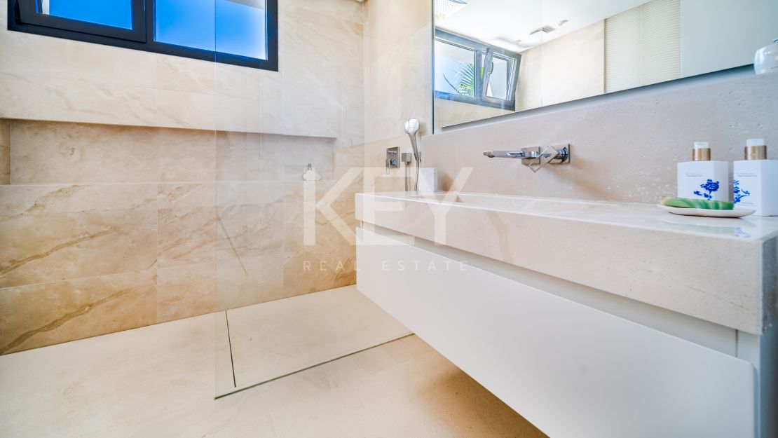 Villa moderna en  venta en Altos de Puente Romano, Milla de Oro, Marbella