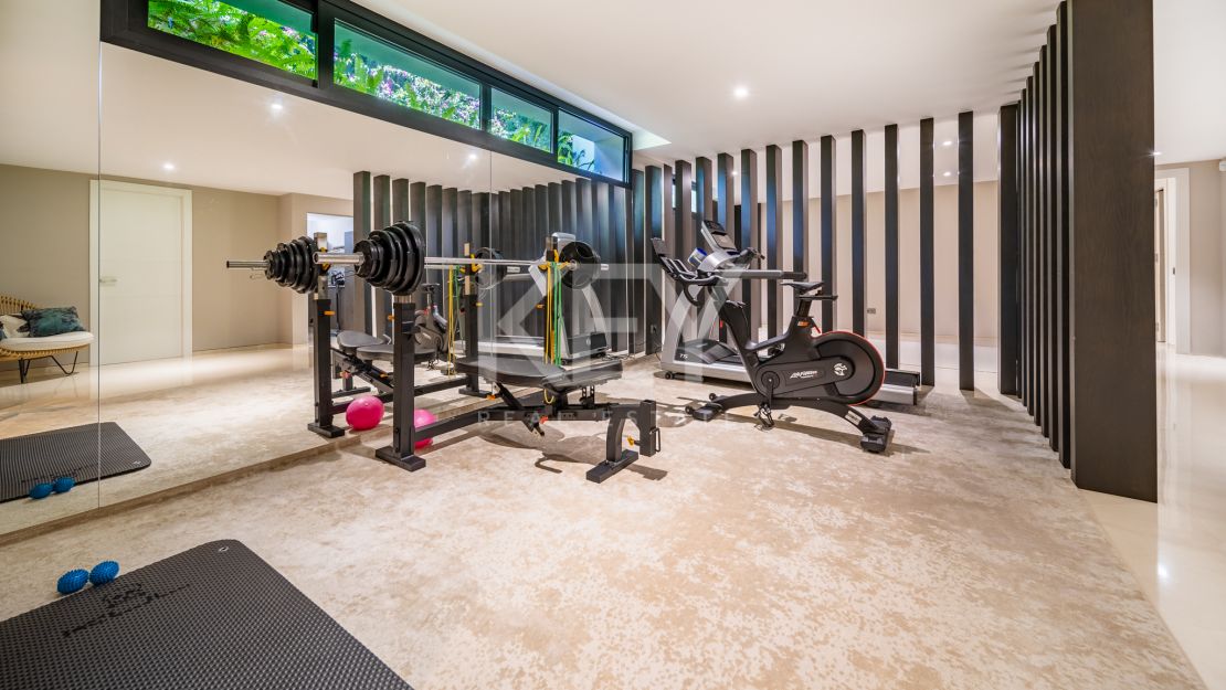 Villa moderna en  venta en Altos de Puente Romano, Milla de Oro, Marbella