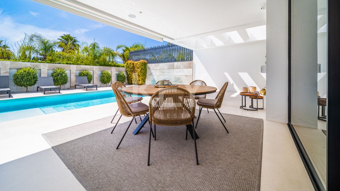 Villa moderna en  venta en Altos de Puente Romano, Milla de Oro, Marbella