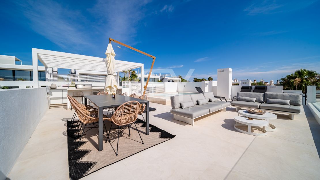 Villa moderna en  venta en Altos de Puente Romano, Milla de Oro, Marbella
