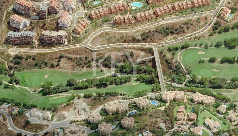 Terreno para 40 villas unifamiliares con proyecto y licencia de obras en Elviria, Marbella.