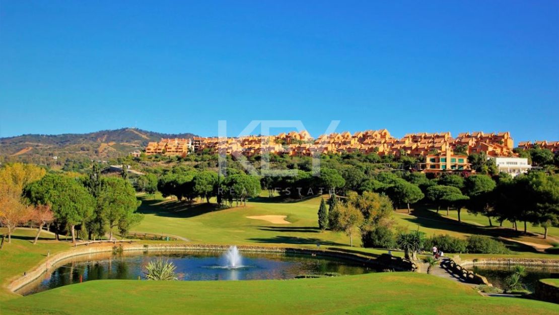 Terreno para 40 villas unifamiliares con proyecto y licencia de obras en Elviria, Marbella.