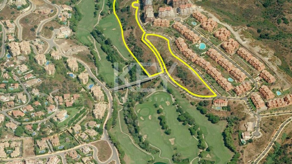 Terreno para 40 villas unifamiliares con proyecto y licencia de obras en Elviria, Marbella.