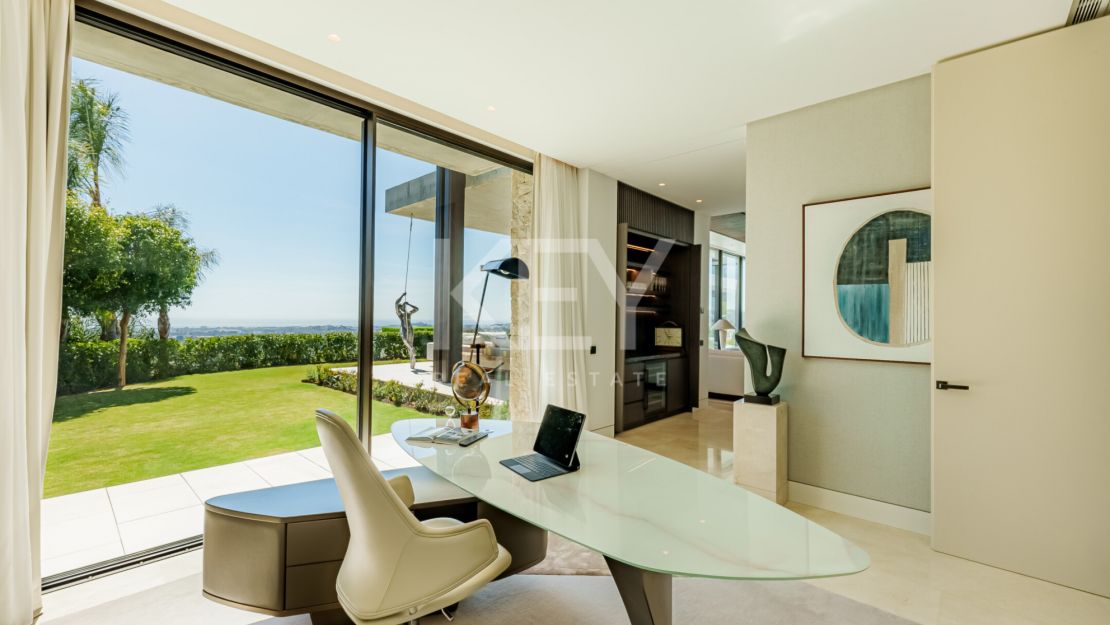 Extraordinary 8-bedroom villa with panoramic sea views in La Quinta