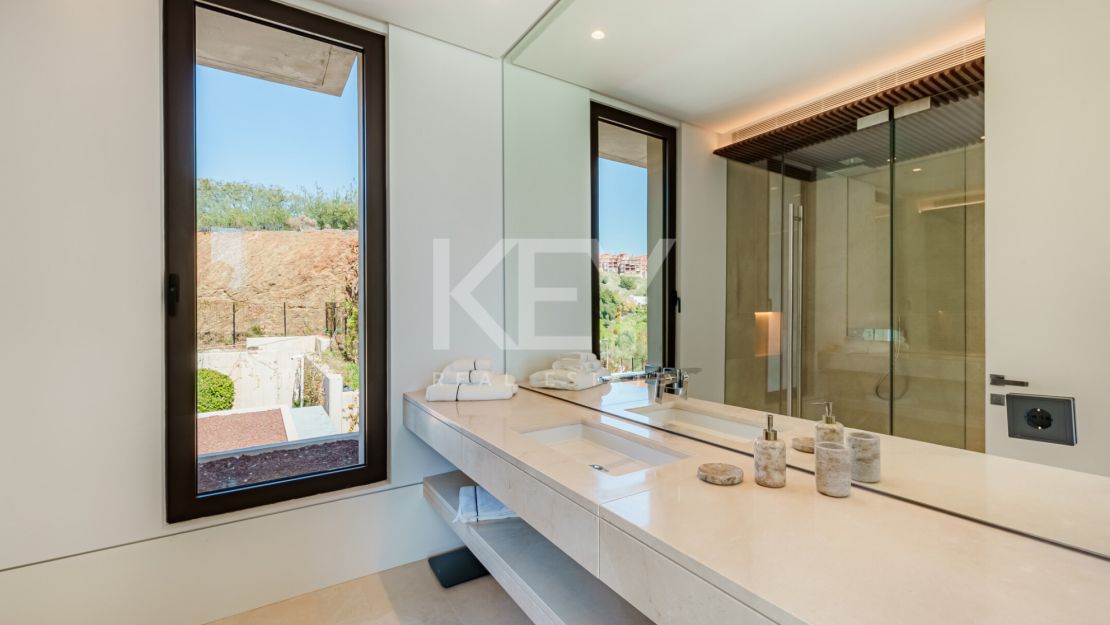 Extraordinary 8-bedroom villa with panoramic sea views in La Quinta