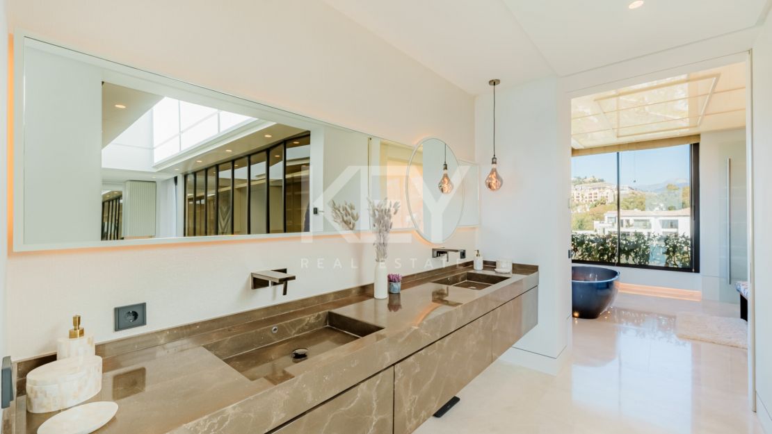 Extraordinary 8-bedroom villa with panoramic sea views in La Quinta