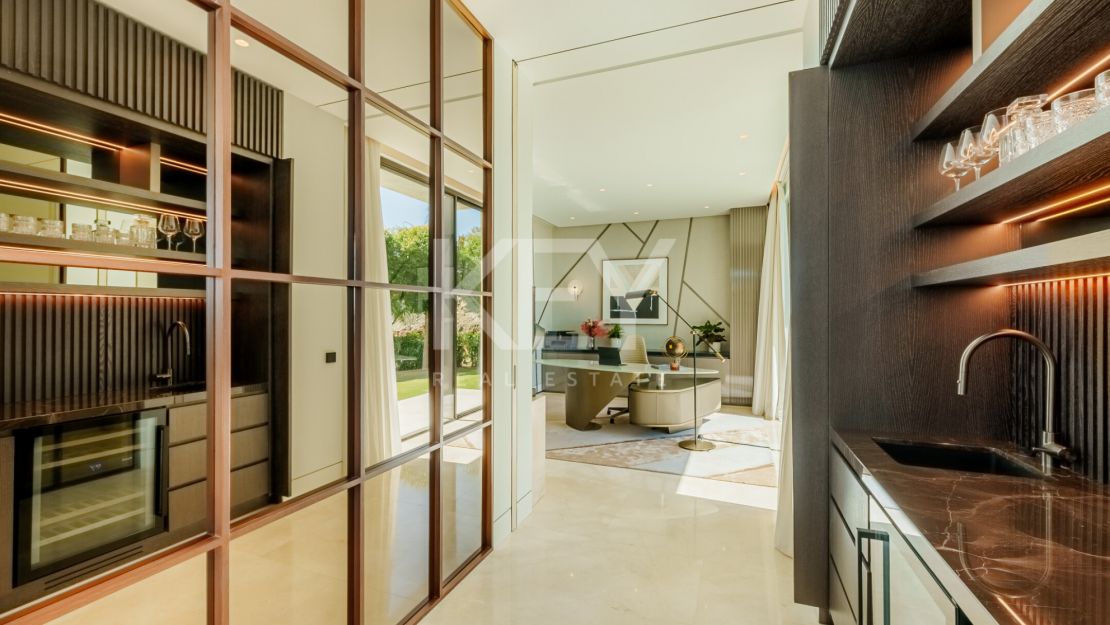 Extraordinary 8-bedroom villa with panoramic sea views in La Quinta