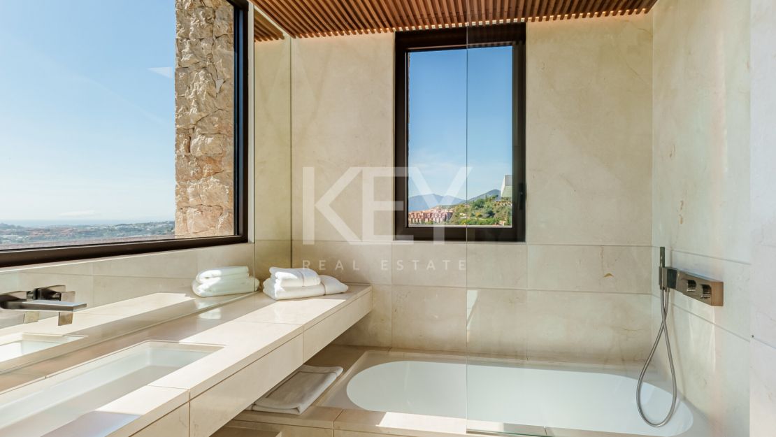 Extraordinary 8-bedroom villa with panoramic sea views in La Quinta