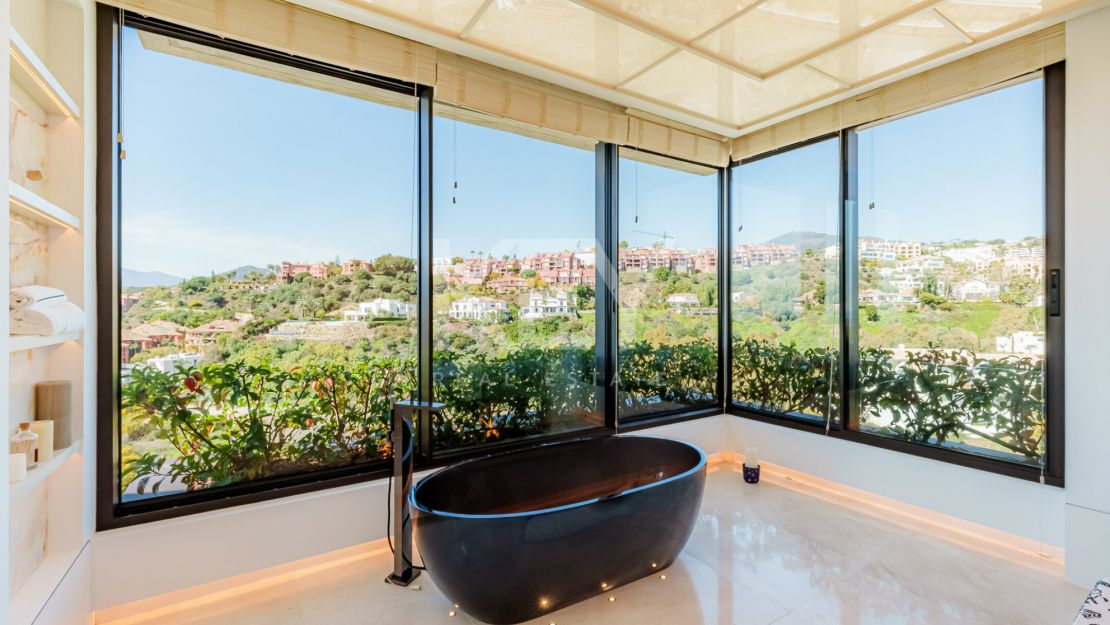 Extraordinary 8-bedroom villa with panoramic sea views in La Quinta