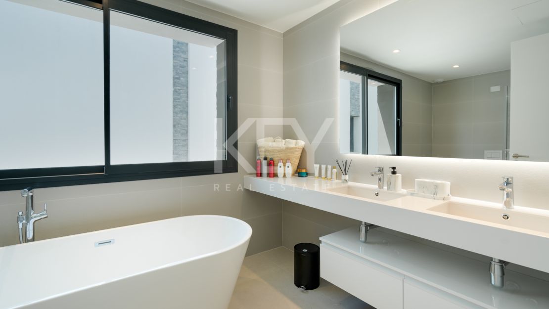 Villa Santana: luxury semi-detached Villa in Santa Clara, Marbella East