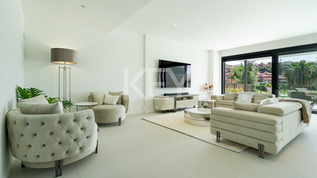 Villa Santana: luxury semi-detached Villa in Santa Clara, Marbella East