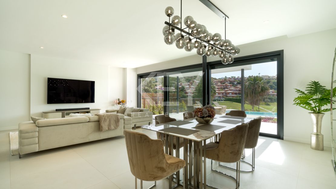 Villa Santana: luxury semi-detached Villa in Santa Clara, Marbella East