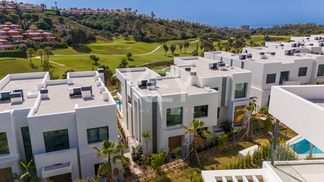 Villa Santana: luxury semi-detached Villa in Santa Clara, Marbella East