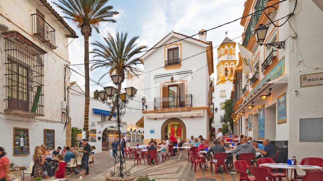 Lujoso proyecto de 5 villas en venta en una comunidad doblemente cerrada en Cascada de Camojan, en la Milla de Oro, Marbella