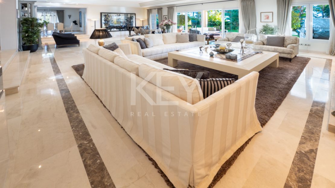 Lujosa villa con fantásticas vistas al mar en venta en Sierra Blanca, Marbella