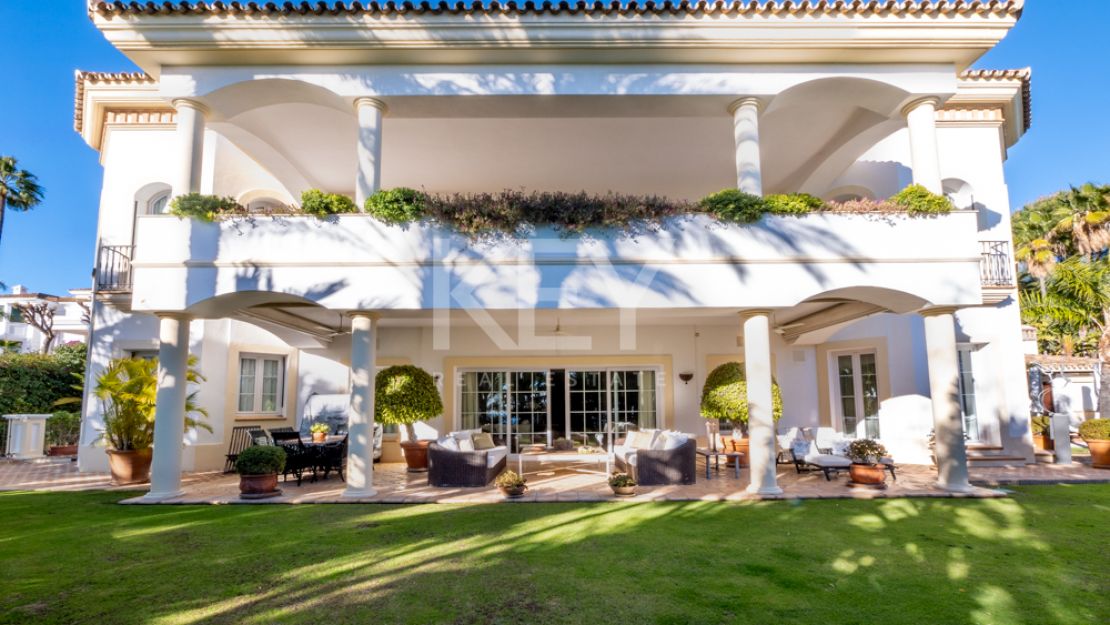 Lujosa villa con fantásticas vistas al mar en venta en Sierra Blanca, Marbella